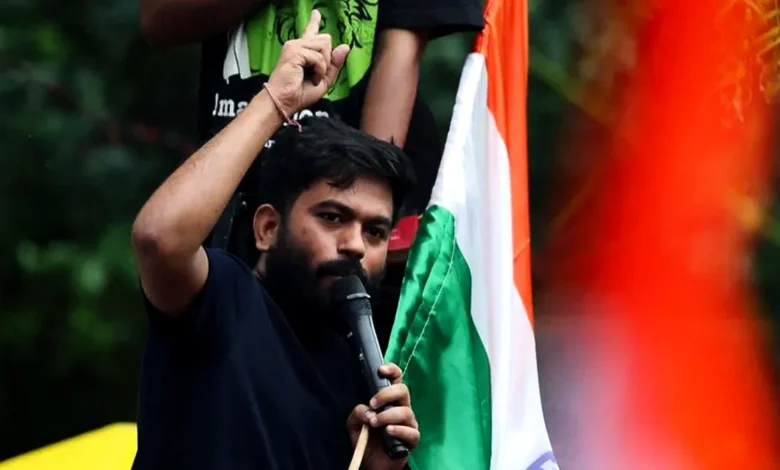 ‘ভারতে গোয়ালঘরে’ স্কুল দেখতে গিয়ে হামলার শিকার ককরোচ পার্টি