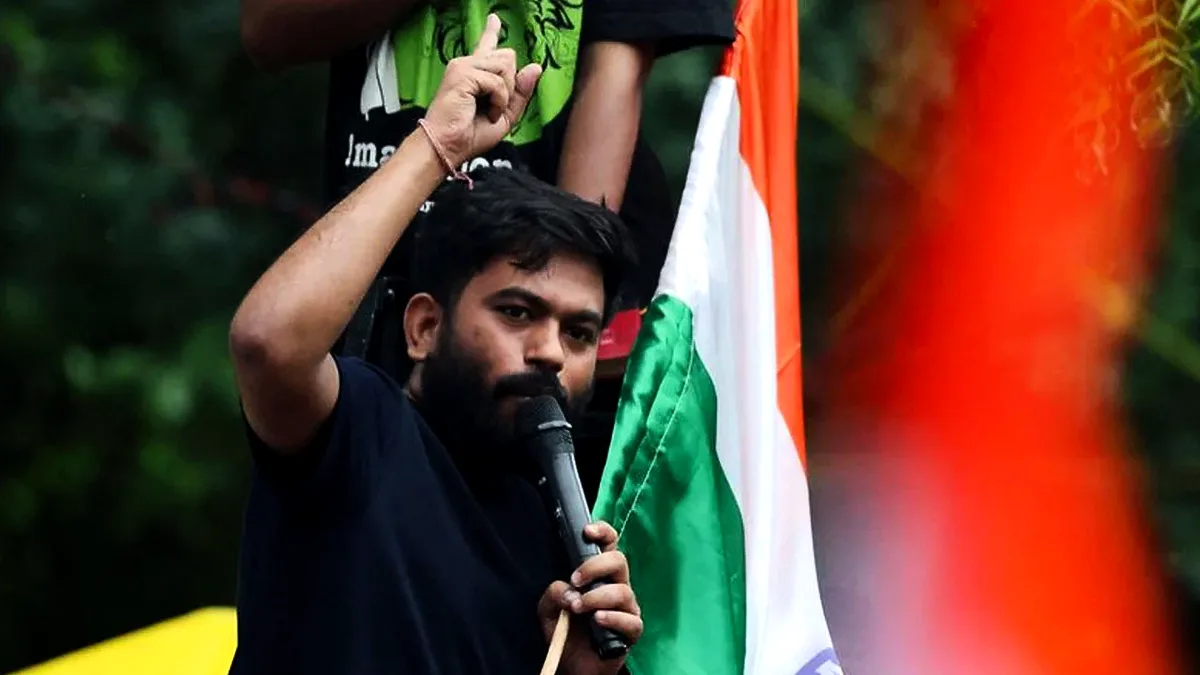 ‘ভারতে গোয়ালঘরে’ স্কুল দেখতে গিয়ে হামলার শিকার ককরোচ পার্টি