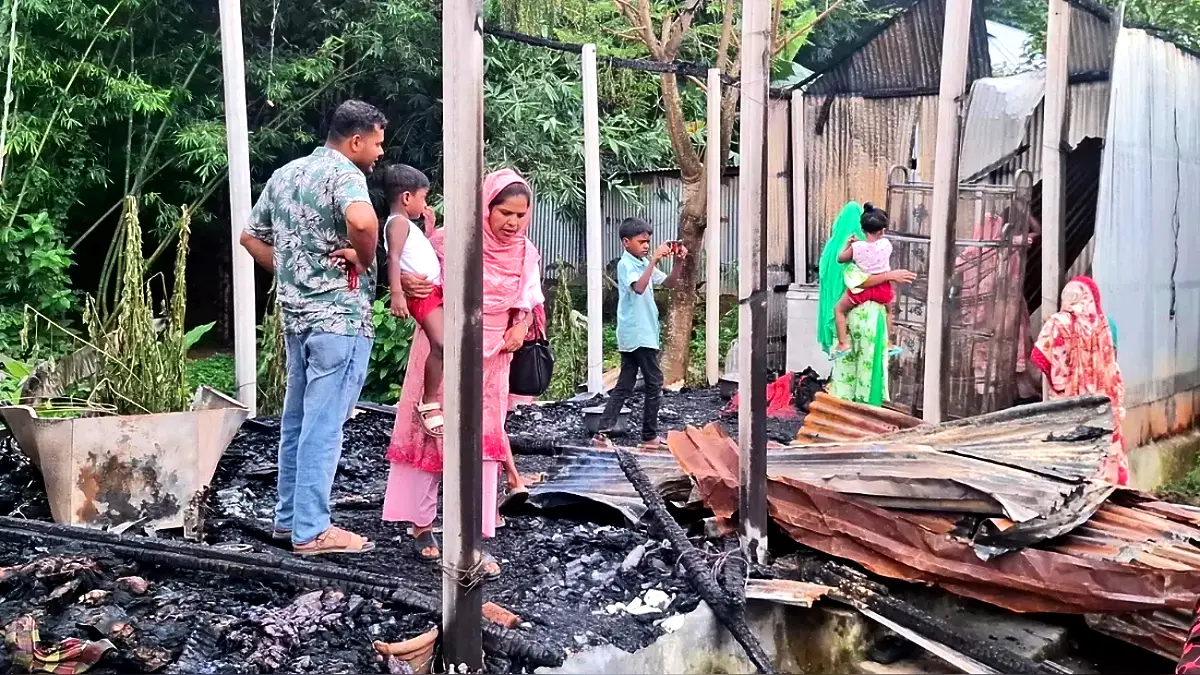 ঘুমন্ত দম্পতিকে পুড়িয়ে হত্যার চেষ্টা, টিনের বেড়া কেটে প্রাণে বাঁচলেন স্বামী-স্ত্রী