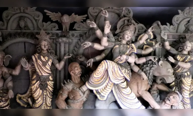 ম্যাচের কাঠি ও রেশমি সুতায় দুর্গার প্রতিমা, সাতক্ষীরায় ব্যতিক্রমী চমক