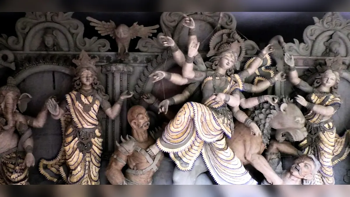 ম্যাচের কাঠি ও রেশমি সুতায় দুর্গার প্রতিমা, সাতক্ষীরায় ব্যতিক্রমী চমক