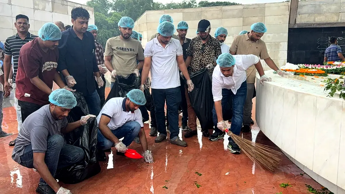 জিয়া-খালেদার মাজারে শ্রদ্ধা, পরিচ্ছন্নতা অভিযানে ছাত্রদল