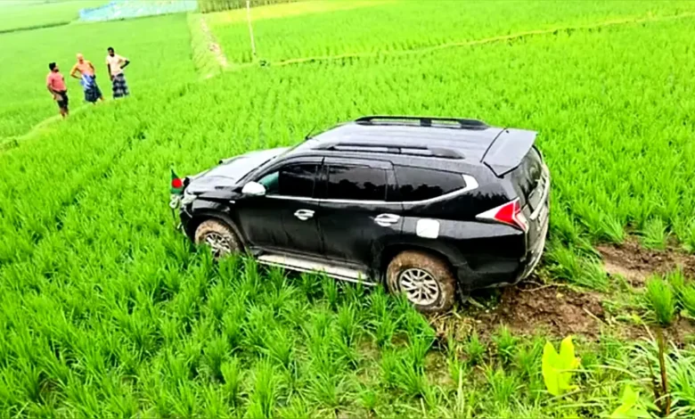 বধির বৃদ্ধাকে বাঁচাতে গিয়ে গাড়ি ধানখেতে, স্ত্রীসহ প্রতিমন্ত্রী আহত