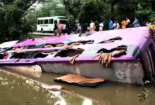 কলাপাড়ায় পুকুরে ডাবল ডেকার বাস, আহত ১৫ পর্যটক