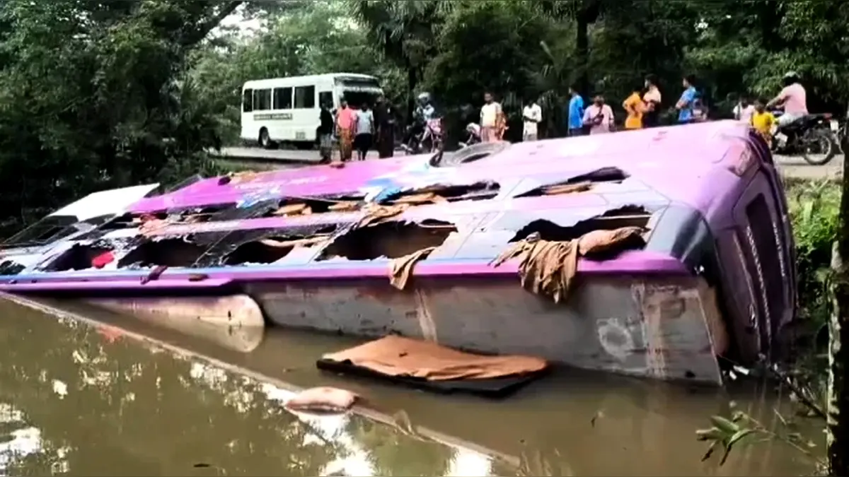 কলাপাড়ায় পুকুরে ডাবল ডেকার বাস, আহত ১৫ পর্যটক