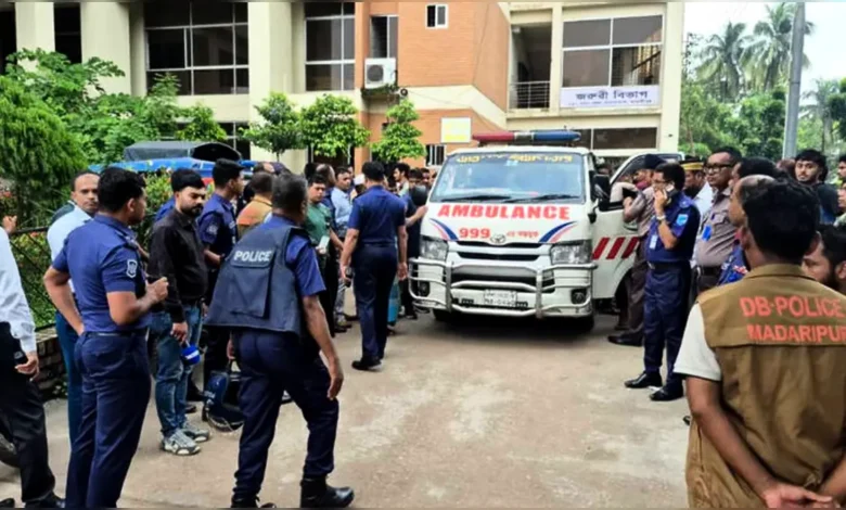 মাদারীপুরে পুলিশের গাড়ি উল্টে কনস্টেবল নিহত, আহত ১০: বিস্তারিত