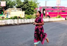 অদম্য মা! মেয়ের পড়াশোনার জন্য শাড়ি-খালি পায়ে ম্যারাথনে প্রথম