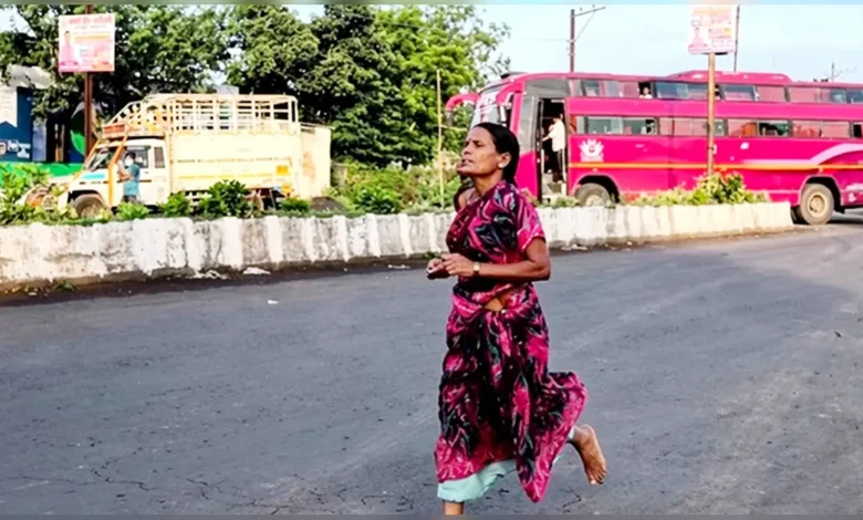 অদম্য মা! মেয়ের পড়াশোনার জন্য শাড়ি-খালি পায়ে ম্যারাথনে প্রথম