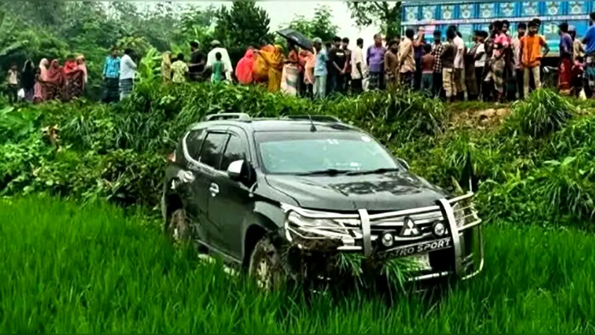 বগুড়ায় সড়ক দুর্ঘটনায় আহত প্রতিমন্ত্রী আব্দুল বারী ও স্ত্রী: ধানক্ষেতে গাড়ি