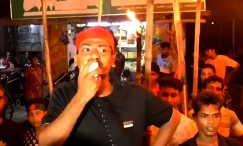 পুলিশ চিনতে না পারায় ছাত্রদল নেতার মশাল মিছিল, বিক্ষোভ